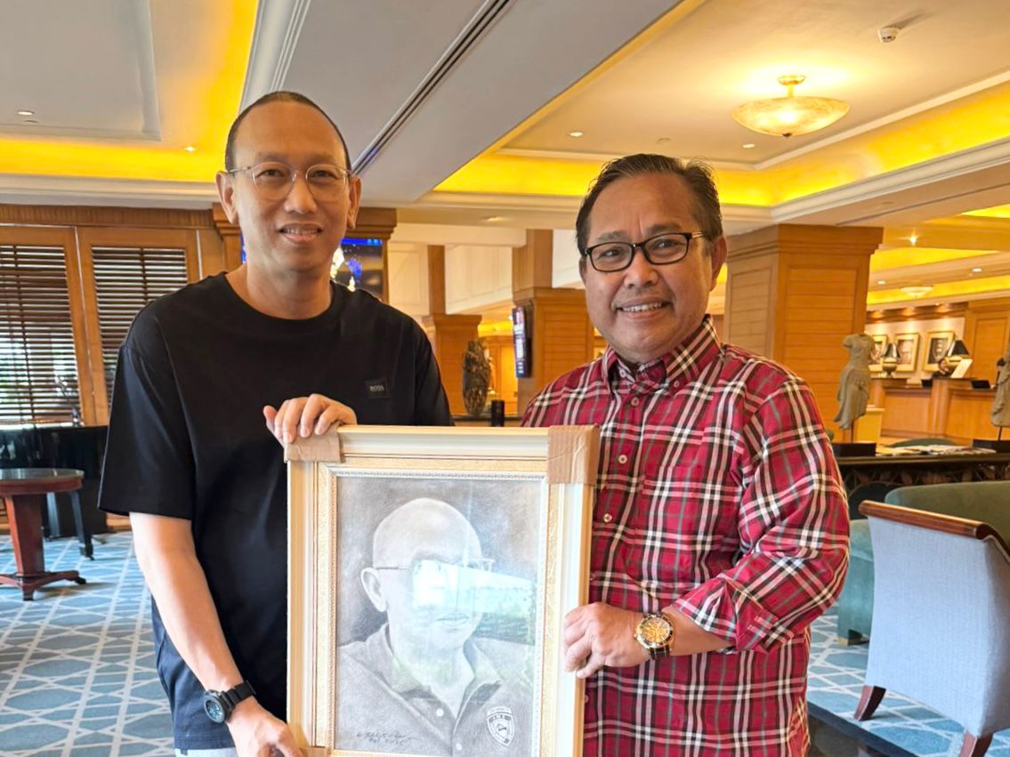 lukisan kenangan ikatan kekeluargaan ketua imi dki jakarta anondo eko dengan dr. bagus darmayasa