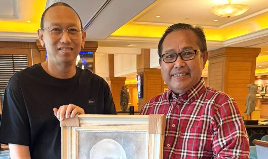 lukisan kenangan ikatan kekeluargaan ketua imi dki jakarta anondo eko dengan dr. bagus darmayasa